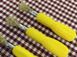 Ščetka z ročajem za čiščenje izparilnika