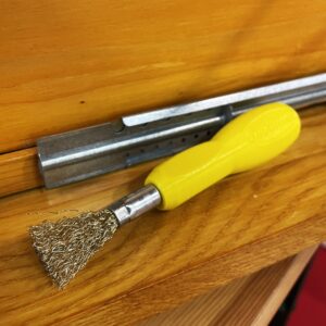 Ščetka z ročajem za čiščenje izparilnika