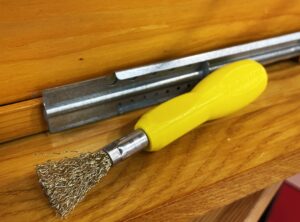 Ščetka z ročajem za čiščenje izparilnika